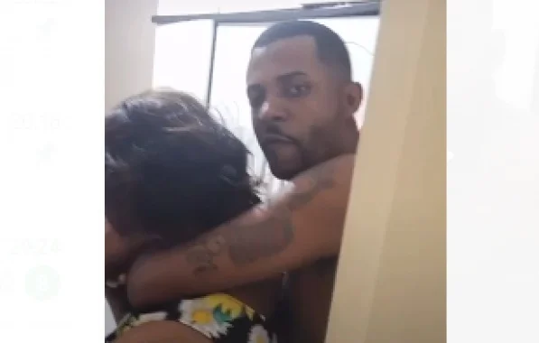 Imagem colorida de criminoso segurando uma das reféns - Metrópoles