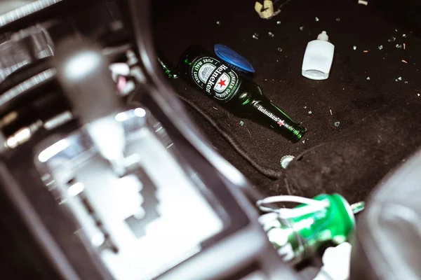 Motorista foge após carro de luxo com cerveja se envolver em acidente