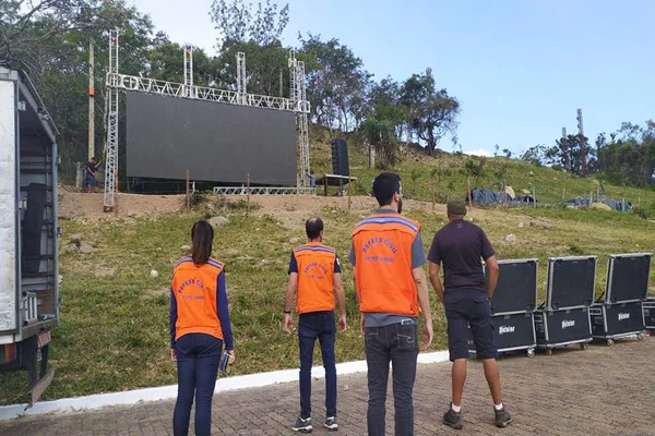 Pessoas de colete laranja