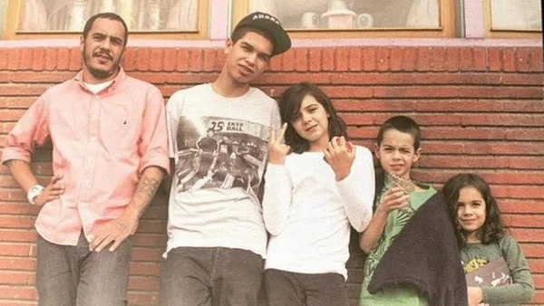 Na foto, o cantor Marcelo D2 posa com os cinco filhos - Metrópoles