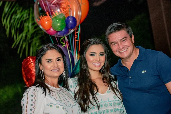 Ao som de música sertaneja, Isabella Lim comemora 23 primaveras