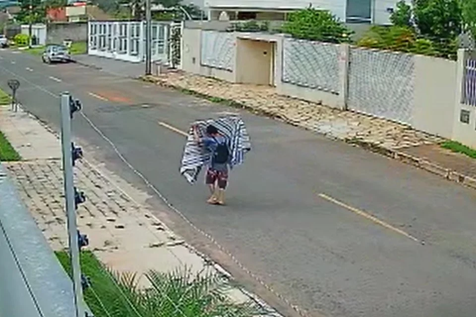 Ação foi flagrada por câmeras de segurança Ação foi flagrada por câmeras de segurança