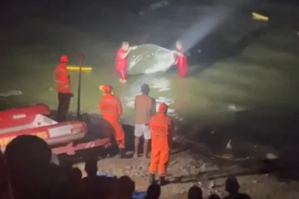 Imagem cpolorida,bombeiros resgatam os corpos do casal- Metrópoles
