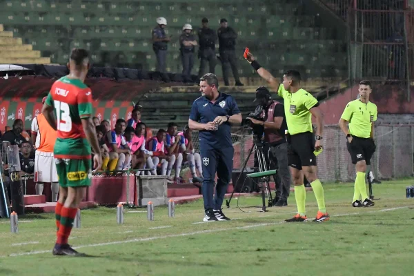 Fábio Mathias, treinador da Portuguesa, em jogo da Copa do Brasil