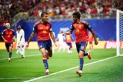 Lamine Yamal comemorando gol pela Espanha