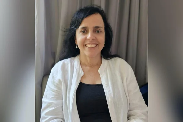 Ana Cecília da Silva Bordini descobriu HPN em 2022. Ela é uma mulher branca de cabelos pretos e sorri para a foto. Metrópoles