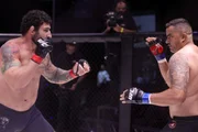 Duelo entre Mamute (luva vermelha) e Daniel Bucher (luva azul)