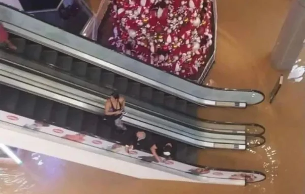 Vídeo: shopping fica alagado após fortes chuvas em Santa Catarina