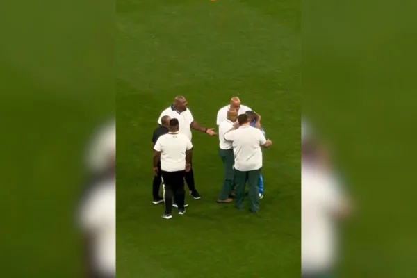 imagem colorida de briga entre palmeiras e corinthians - metrópoles