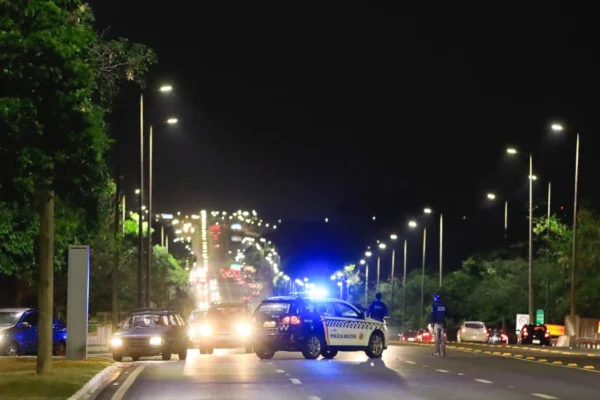 Adolescentes em bicicletas são atropelados durante travessia do Eixão Norte