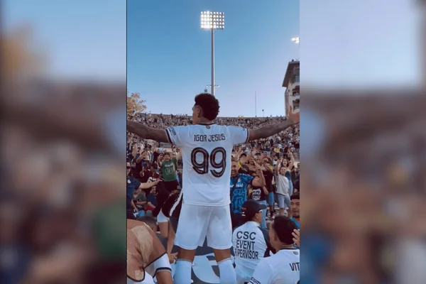 Igor Jesus comemorando gol diante do PSG pela Copa do Mundo de Clubes