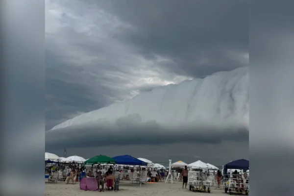 “Tsunami de nuvem”: fenômeno no céu de Bertioga assusta banhistas