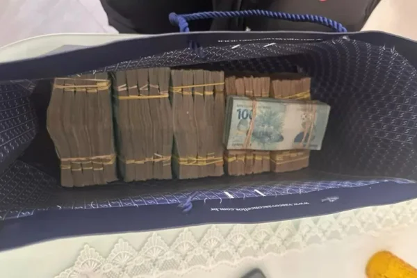 imagem colorida de Sacola de dinheiro apreendida pela Polícia Federal