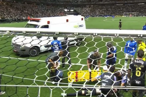 Vitão, do Atlético-MG, é retirado de ambulância de clássico contra o Cruzeiro