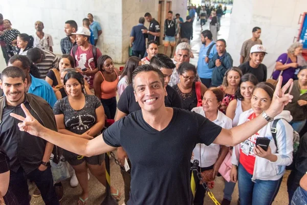 Antes da estreia na Rádio Metrópoles, Leo Dias agita a Rodoviária