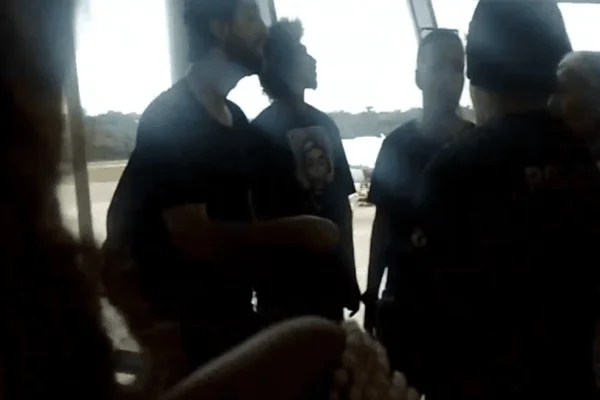 Imagem colorida de um homem discutindo com outros passageiros no aeroporto de Belém, no Pará - Metrópoles