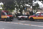 Carro bate em moto, sobe em calçada e deixa um morto e 4 feridos em SP - imagem 2 Carro bate em moto, sobe em calçada e deixa um morto e 4 feridos em SP - imagem 2