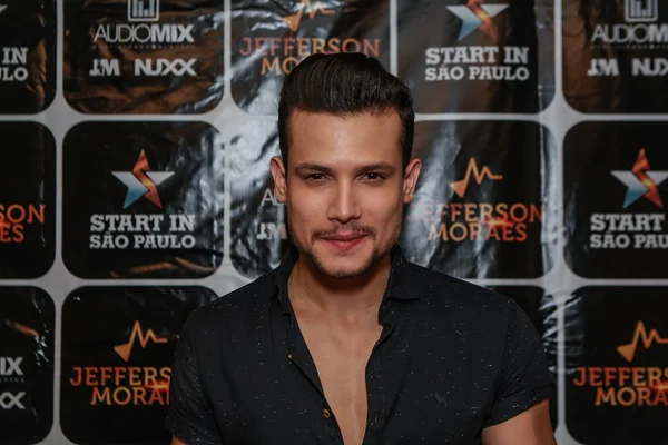 “Despacito” ganha versão em português na voz de Israel Novaes