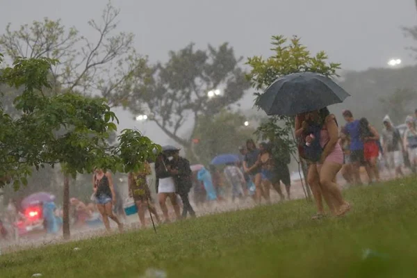 Chuva espanta foliões e Carnaval no DF tem público abaixo do esperado