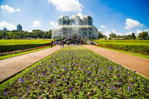 Foto colorida do Jardim Botânico de Curitiba - Entenda como algumas cidades conseguiram reverter quadros de poluição - Metrópoles