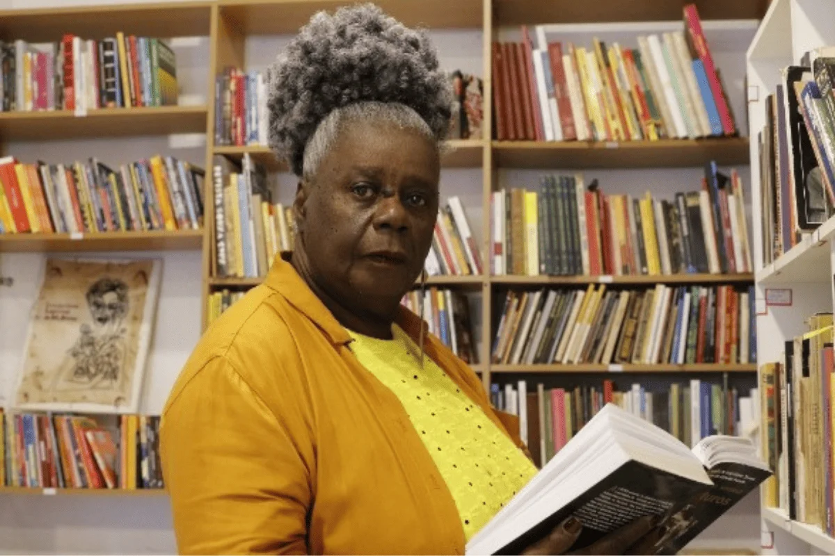 Concessão do título foi aprovada em votação unânime e autora será a primeira mulher negra a receber a honraria pela universidade Concessão do título foi aprovada em votação unânime e autora será a primeira mulher negra a receber a honraria pela universidade