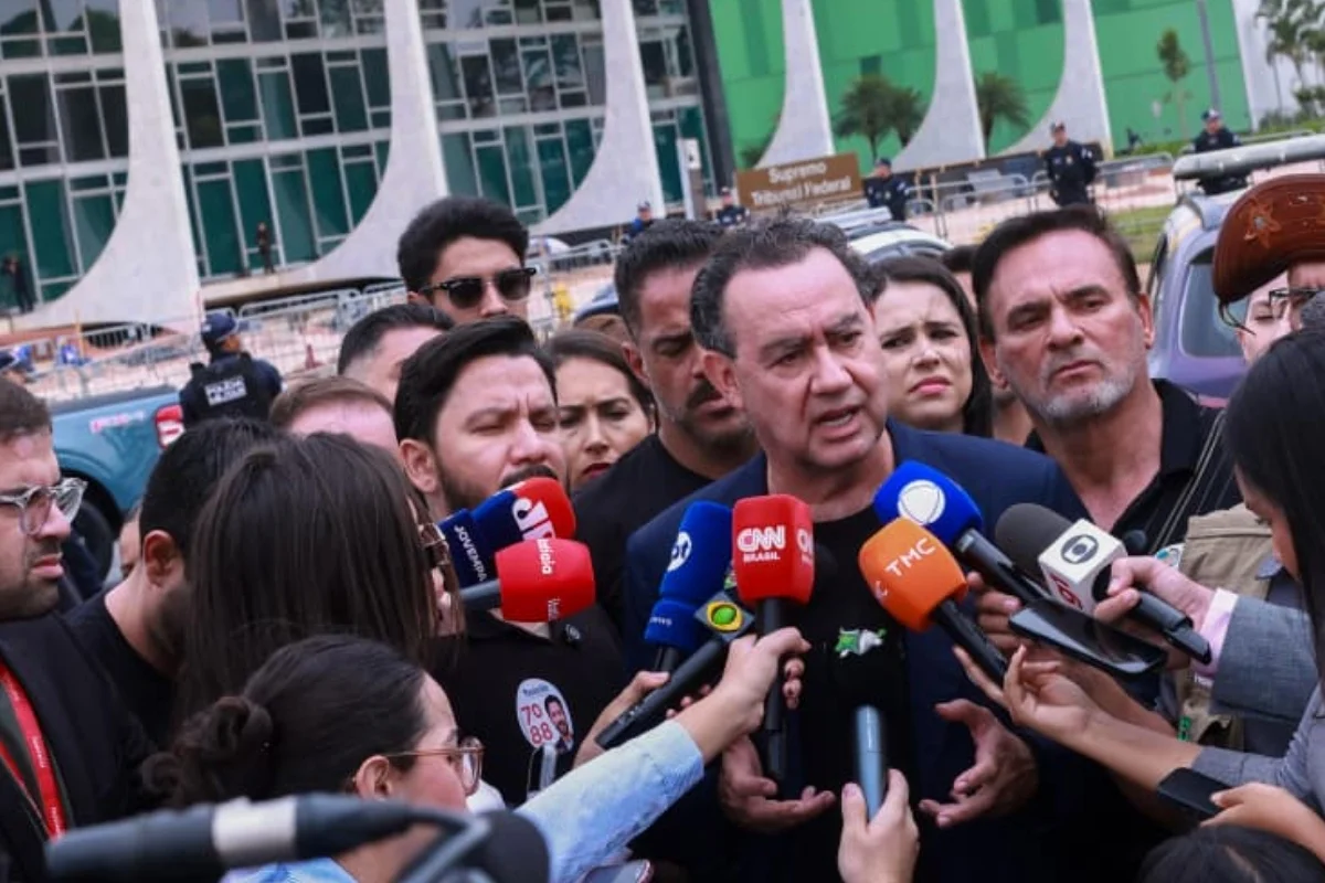 Cury faz ato no STf após cancelamento do debate da Globo Cury faz ato no STf após cancelamento do debate da Globo