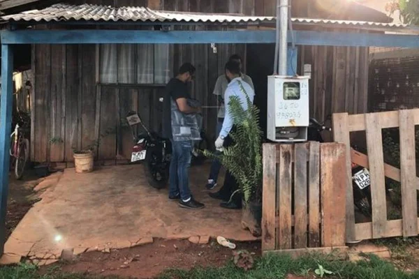 Homem mata a esposa, avisa o irmão e foge