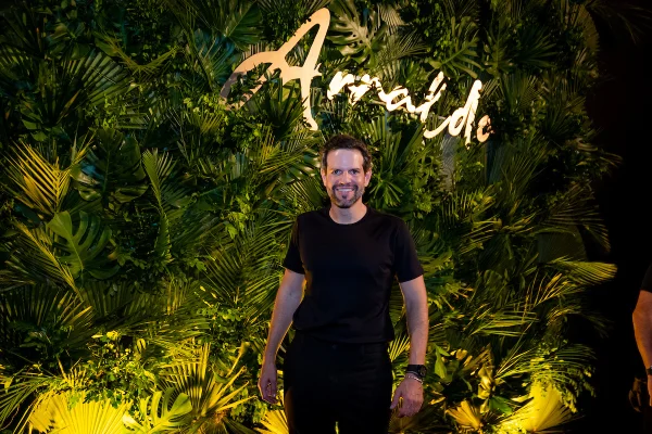 Arquiteto Arnaldo Pinho celebra nova idade em animada festa com amigos