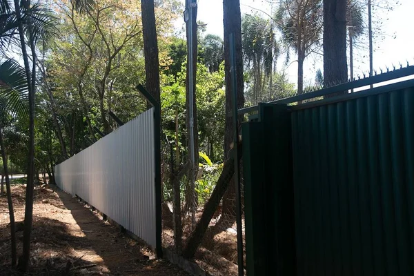 Imagem colorida de uma cerca ao redor de área de preservação - Metrópoles