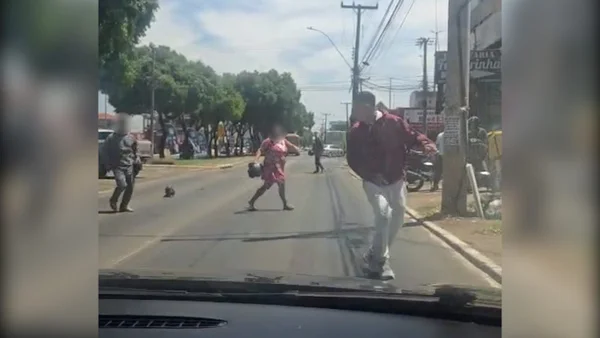 Pessoas brigando na rua
