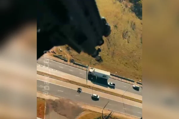 Imagem colorida de visão aérea de perseguição policial em Campinas. Metrópoles