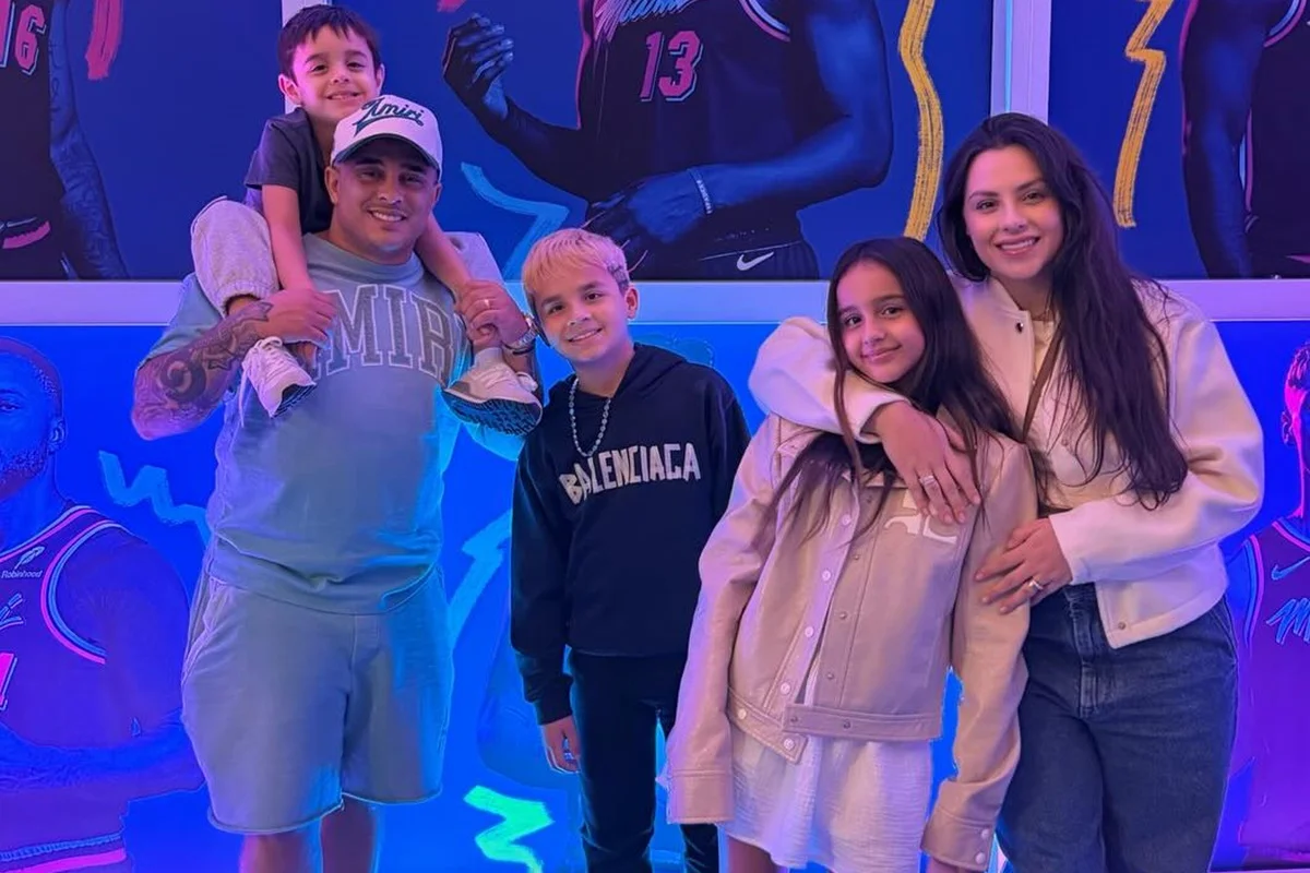 Kauan, dupla de Matheus, Sarah Biancolini e os filhos posam juntps e sorridentes Kauan, dupla de Matheus, Sarah Biancolini e os filhos posam juntps e sorridentes
