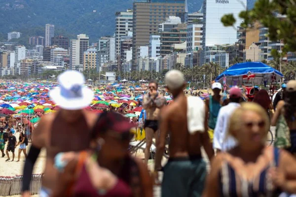 Pessoas lotam praia no Rio devido a calor - Metrópoles
