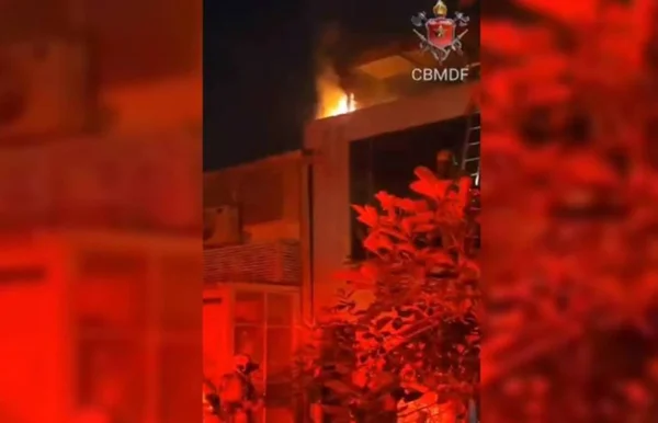 Imagem colorida de um restaurante pegando fogo - Metrópoles