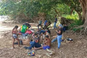 Grupo de trilheiros monitorando de perto as operações das equipes de resgate. Grupo de trilheiros monitorando de perto as operações das equipes de resgate.