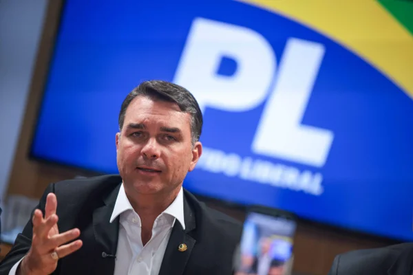 Flávio vai a evento de aliado no Ceará, estopim da briga com Michelle