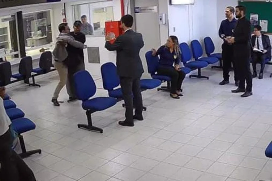 Imagem colorida mostra homem que ameaçou e agrediu advogado trabalhista em Maceió