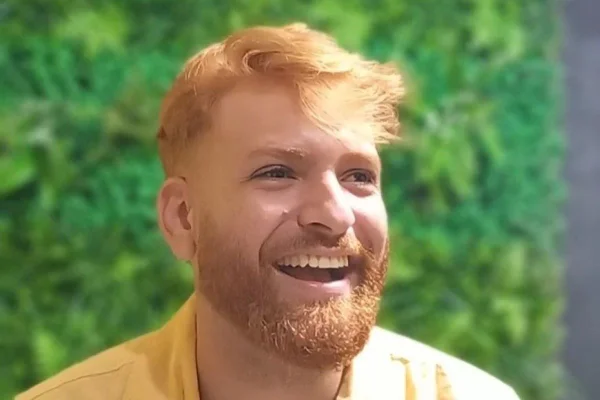 homem branco com bigode e cabelo