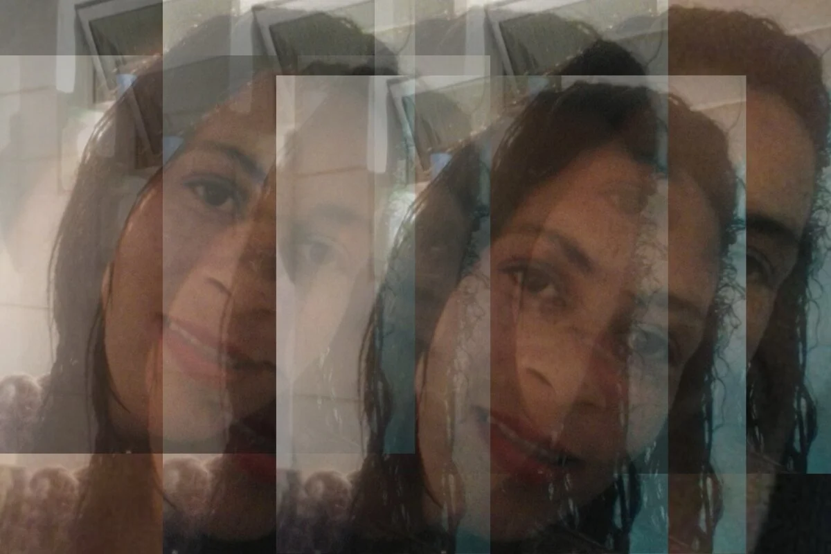 Arte gráfica sobre foto de mulher parda, com efeito de transparência em quatro fotos idênticas dela, justapostas, com ela sorrindo para a câmera; ela foi morta pelo filho, um menino de 9 anos - Metrópoles
