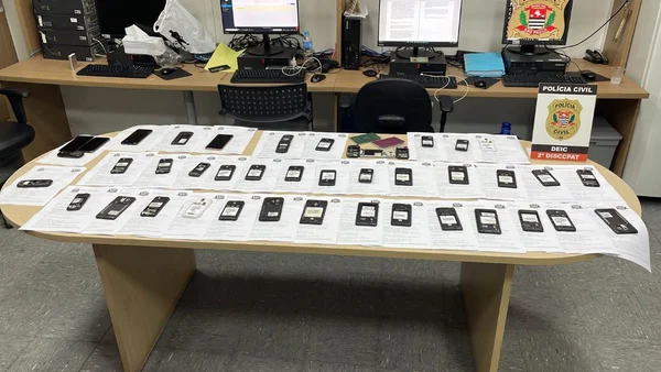 Polícia descobre pensão com mais de 40 celulares roubados em SP