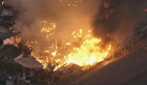 Incêndio de grandes proporções destrói 30 moradias em Osasco