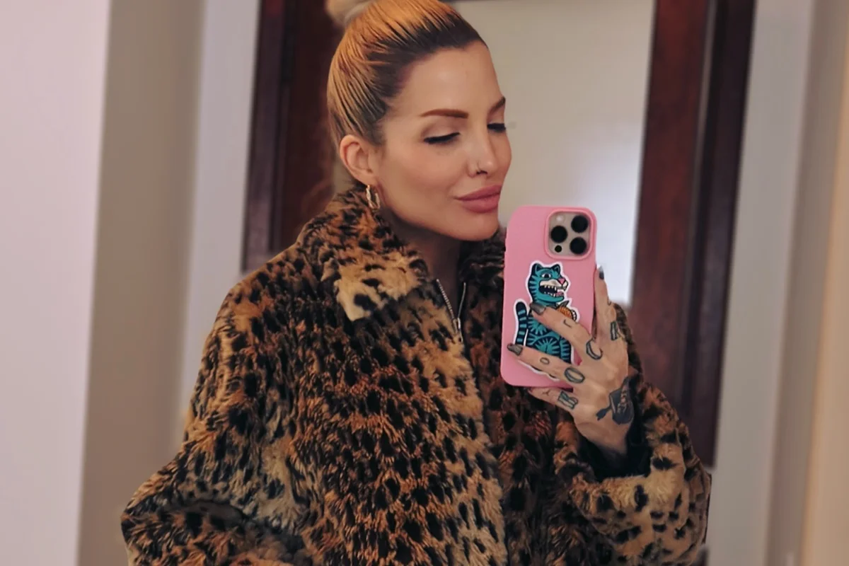 Clara Aguilar faz selfie no espelho Clara Aguilar faz selfie no espelho