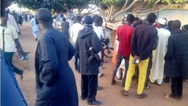 Homens invadem internato e sequestram centenas de meninos na Nigéria