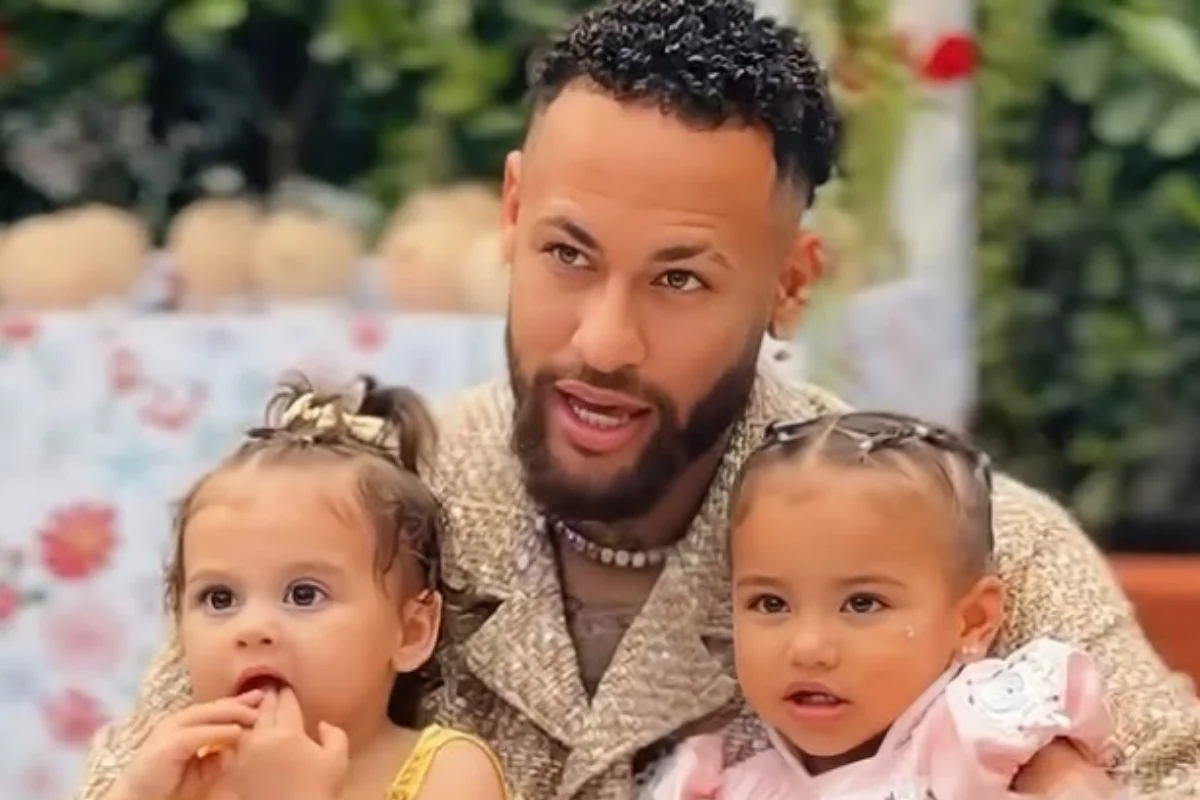 Neymar e as filhas Helena e Mavie. Neymar e as filhas Helena e Mavie.