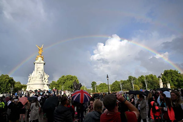WINDSOR, INGLATERRA - 08 DE SETEMBRO: A bandeira da União é baixada no Castelo de Windsor enquanto um arco-íris cobre o céu em 08 de setembro de 2022 em Windsor, Inglaterra. Elizabeth Alexandra Mary Windsor nasceu em Bruton Street, Mayfair, Londres em 21 de abril de 1926. Ela se casou com o príncipe Philip em 1947 e ascendeu ao trono do Reino Unido e da Commonwealth em 6 de fevereiro de 1952 após a morte de seu pai, o rei George VI. Elizabeth II morreu no Castelo de Balmoral, na Escócia, em 8 de setembro de 2022, e deixa seus quatro filhos, Charles, Príncipe de Gales, Anne, Princesa Real, Andrew, Duque de York e Edward, Duque de Wessex. (Foto de Chris Jackson/Getty Images)