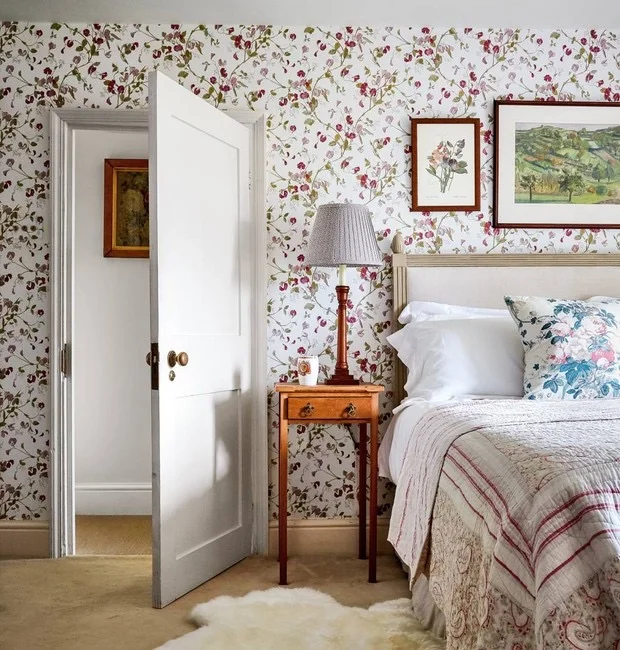 Já neste outro quarto, o que chama mais a atenção é o papel de parede, em perfeita harmonia com a colcha vintage Já neste outro quarto, o que chama mais a atenção é o papel de parede, em perfeita harmonia com a colcha vintage