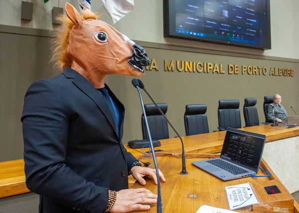Vereador Leonel Radde (PT) com máscara de cavalo