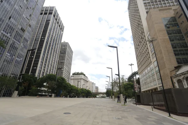 Vale do Anhangabaú, no centro de São Paulo, totalmente liberado para população