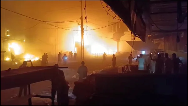 Print de tela mostra incêndio causado por um ataque aéreo israelense no campo de refugiados de Nuseirat na cidade de Gaza - Metrópoles
