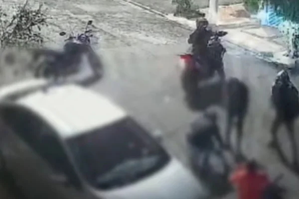 Imagem colorida de quatro suspeitos assaltando um militar da Marinha. Metrópoles